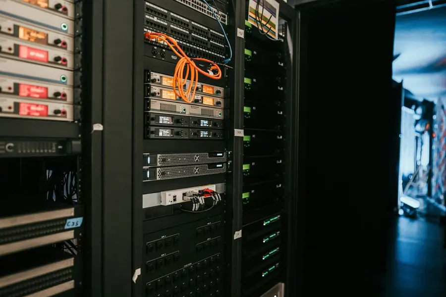 Serverschrank mit Netzwerktechnik in einem Rechenzentrum